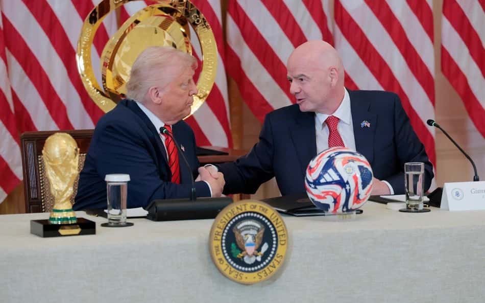 Donald Trump e Gianni Infantino apertam as mãos