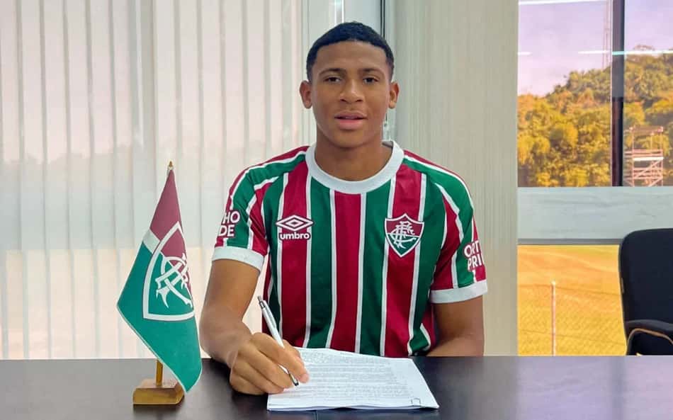 Fluminense assina contrato com joia da Seleção de base