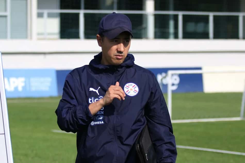 Fábio Fukumoto é treinador da seleção do Paraguai. (Foto: Paraguai/Divulgação)