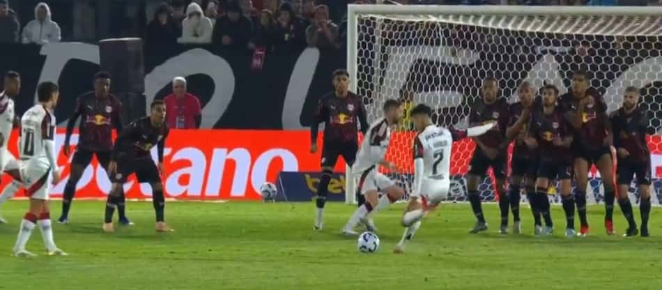 Momento da falta em que Pedro Henrique tomou a bolada no rosto; (Foto: Reprodução/ TV Globo)