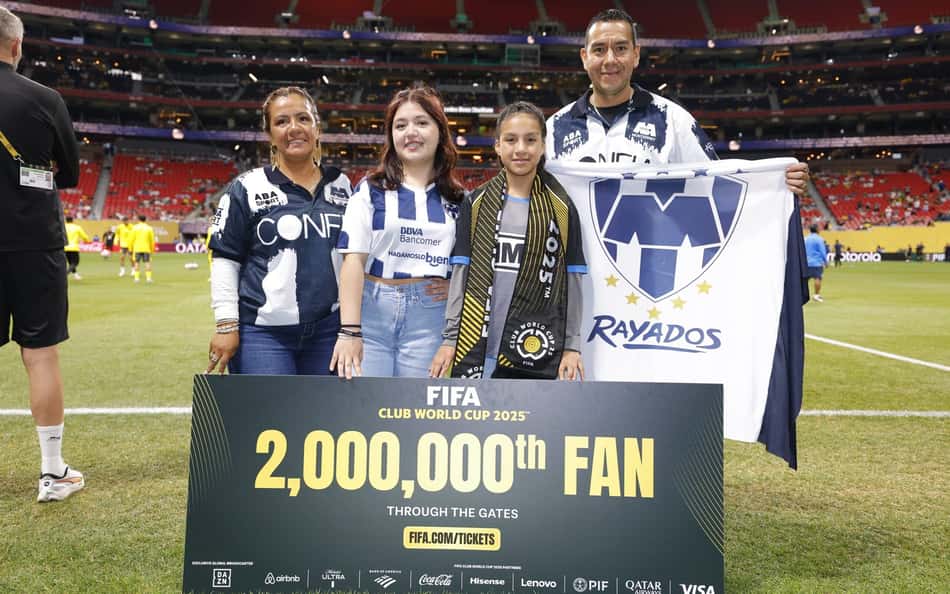 Mundial chega a 2 milhões nos estádios, e Fifa presenteia família