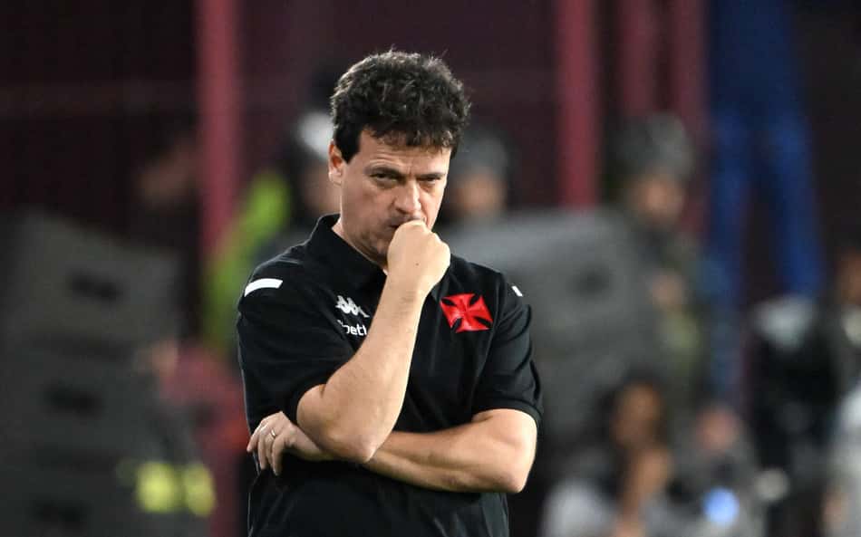 Sem Coutinho, Diniz busca soluções para definir time titular do Vasco