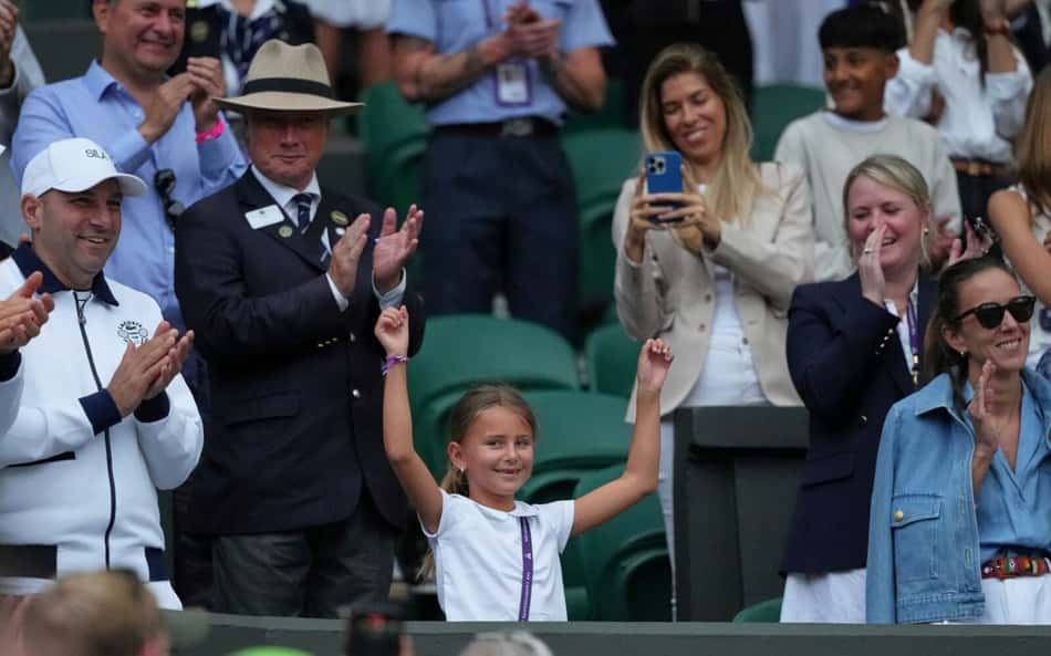 Filha de Djokovic rouba cena em Wimbledon
