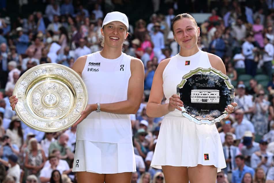 As finalistas de Wimbledon, Iga Swiatek (esq.) e Amanda Anisimova