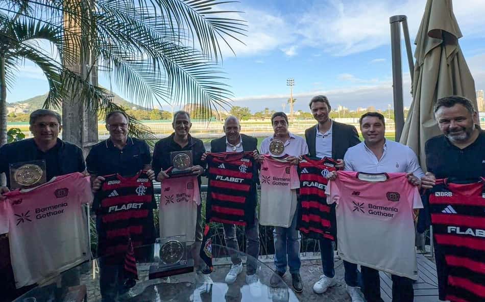 Dirigentes de Flamengo e Bayer reunidos no Rio (Foto: Divulgação)