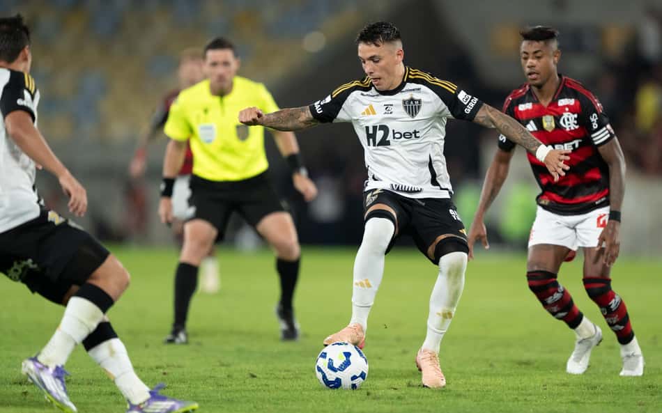 Jornalistas pedem cartão vermelho após lance polêmico em Flamengo x Atlético