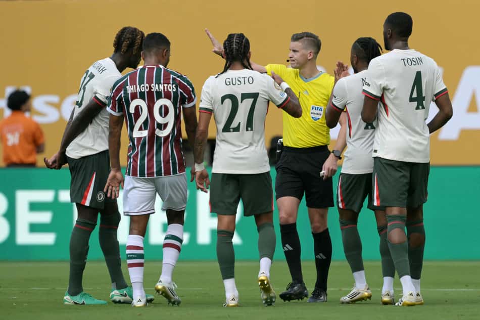 Jogadores de Fluminense e Chelsea conversam com o árbitro