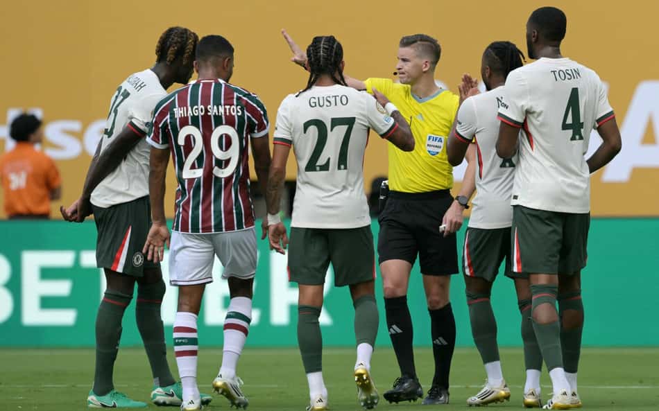 Pênalti anulado em Fluminense x Chelsea irrita internautas: 'Palhaçada'
