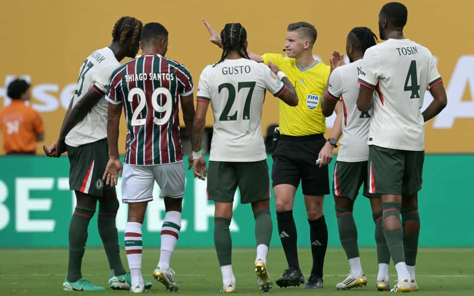 Jornal critica arbitragem da partida entre Fluminense e Chelsea: 'Péssima decisão'