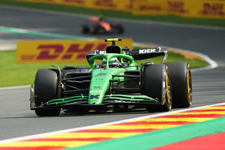 Gabriel Bortoleto em ação no GP da Bélgica pela F1 2025 (Foto: Dimitar DILKOFF / AFP)