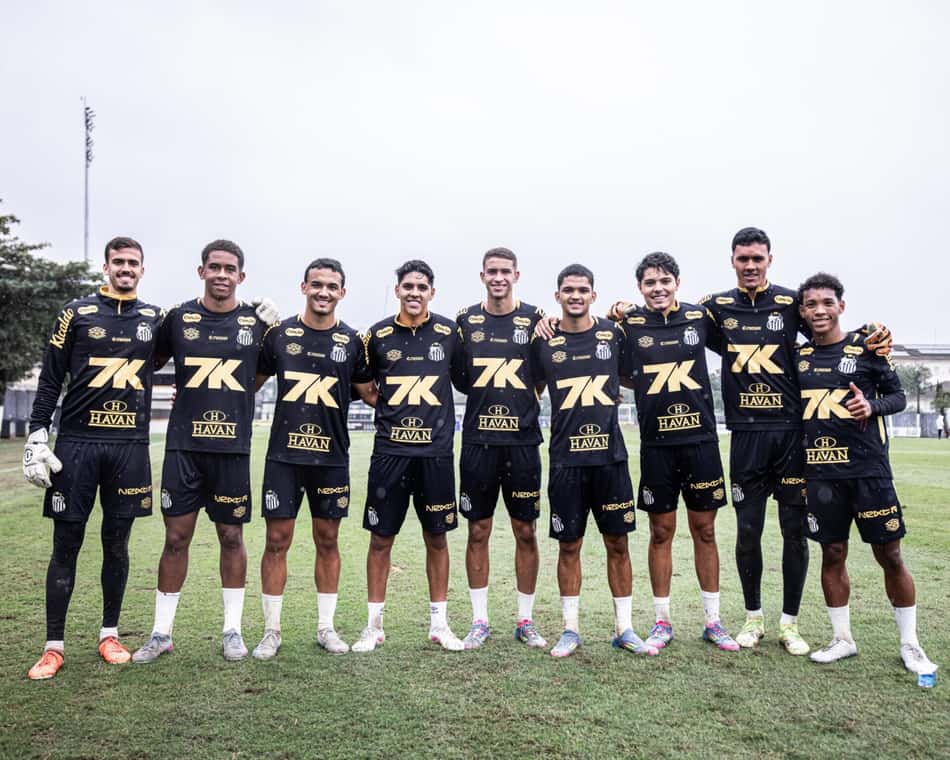 Gareotos da base participam de treino do profissional masculino do Santos nesta quinta-feira (03). (Foto: Raul Baretta/ Santos FC)