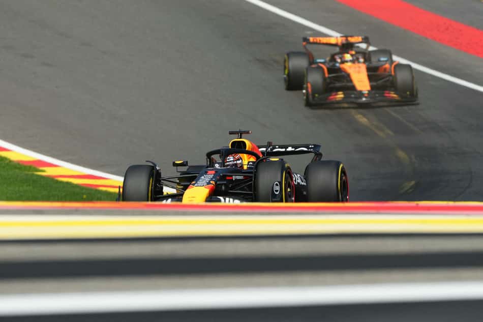 Max Verstappen ultrapassa Oscar Piastri pela liderança da sprint no GP da Bélgica pela F1 2025 (Foto: Dimitar DILKOFF / AFP)
