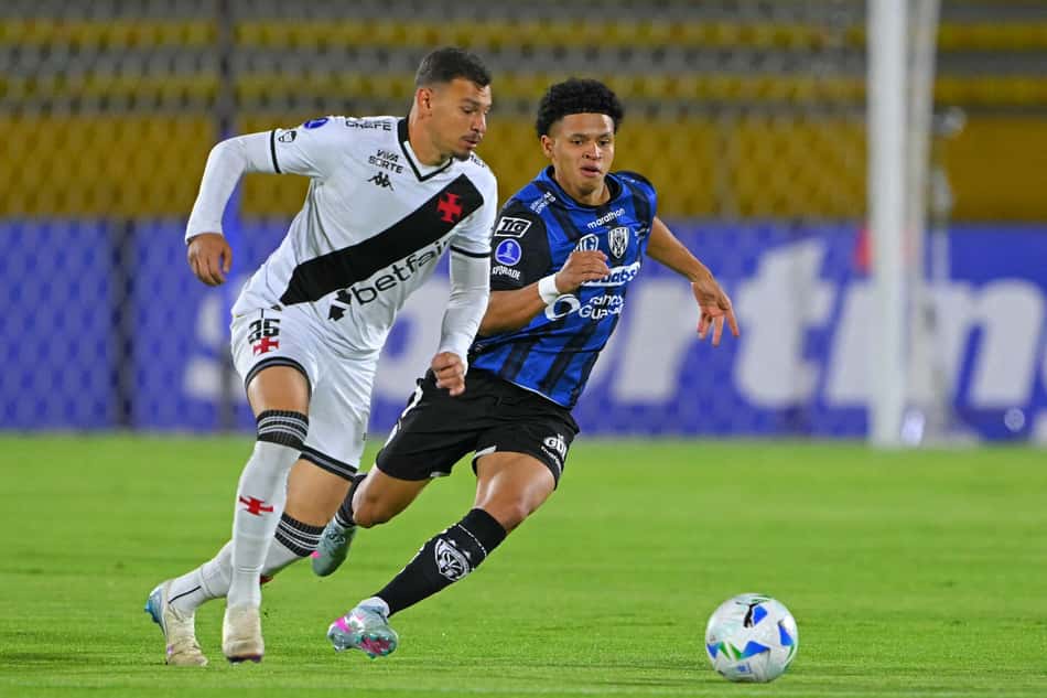Hugo Moura em ação no jogo do Vasco contra o Independiente del Valle pela Sul-Americana