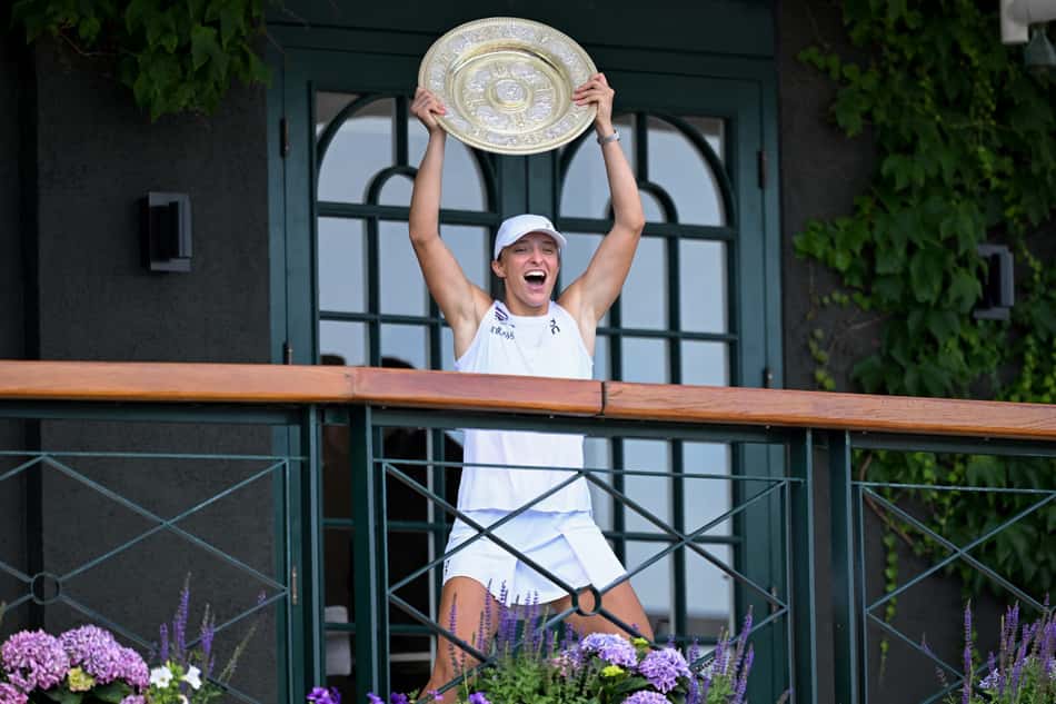 Iga Swiatek comemora com troféu de Wimbledon