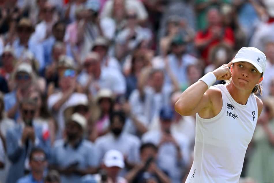 Iga Swiatek comemora ponto na final de Wimbledon