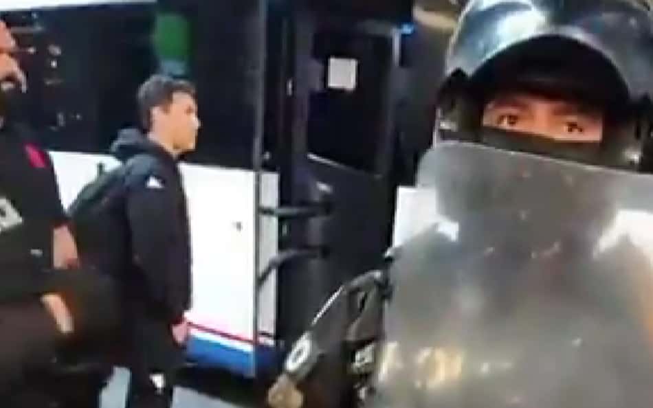 Grupo de torcedores protesta no hotel do Vasco em Quito; veja vídeo