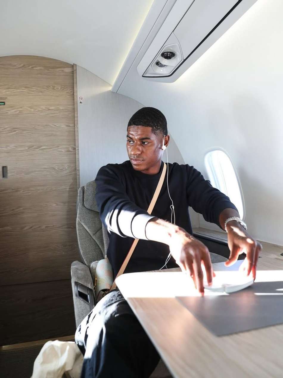 Paul Pogba comentou a transferência de Rashford para o Barcelona; o atacante inglês postou fotos em jato particular a caminho da Catalunha (Foto: Divulgação)