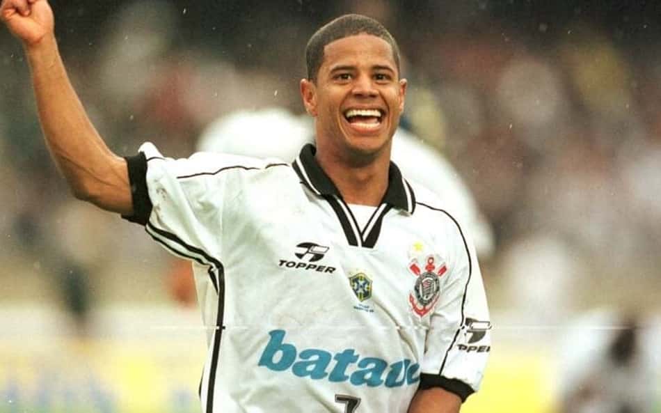 Marcelinho Carioca comemora gol pelo Corinthians na final de 1999