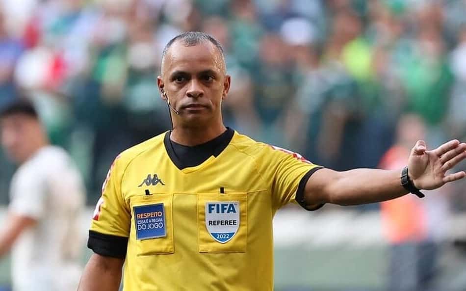 Lance de arbitragem revolta torcedores em Flamengo x São Paulo: 'Claríssimo'