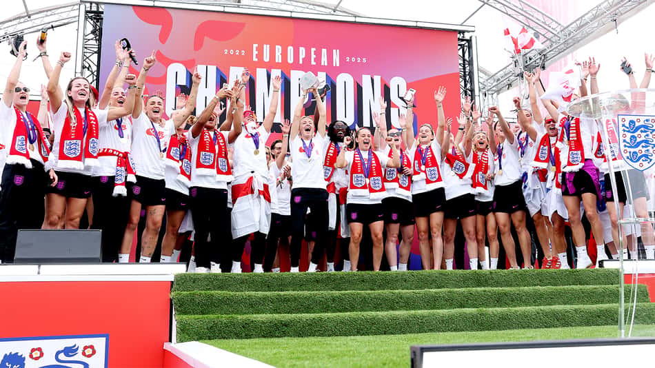 Inglaterra comemora bicampeonato da Euro Feminina nas ruas de Londres. (Foto: Seleção Inglesa/Divulgação)