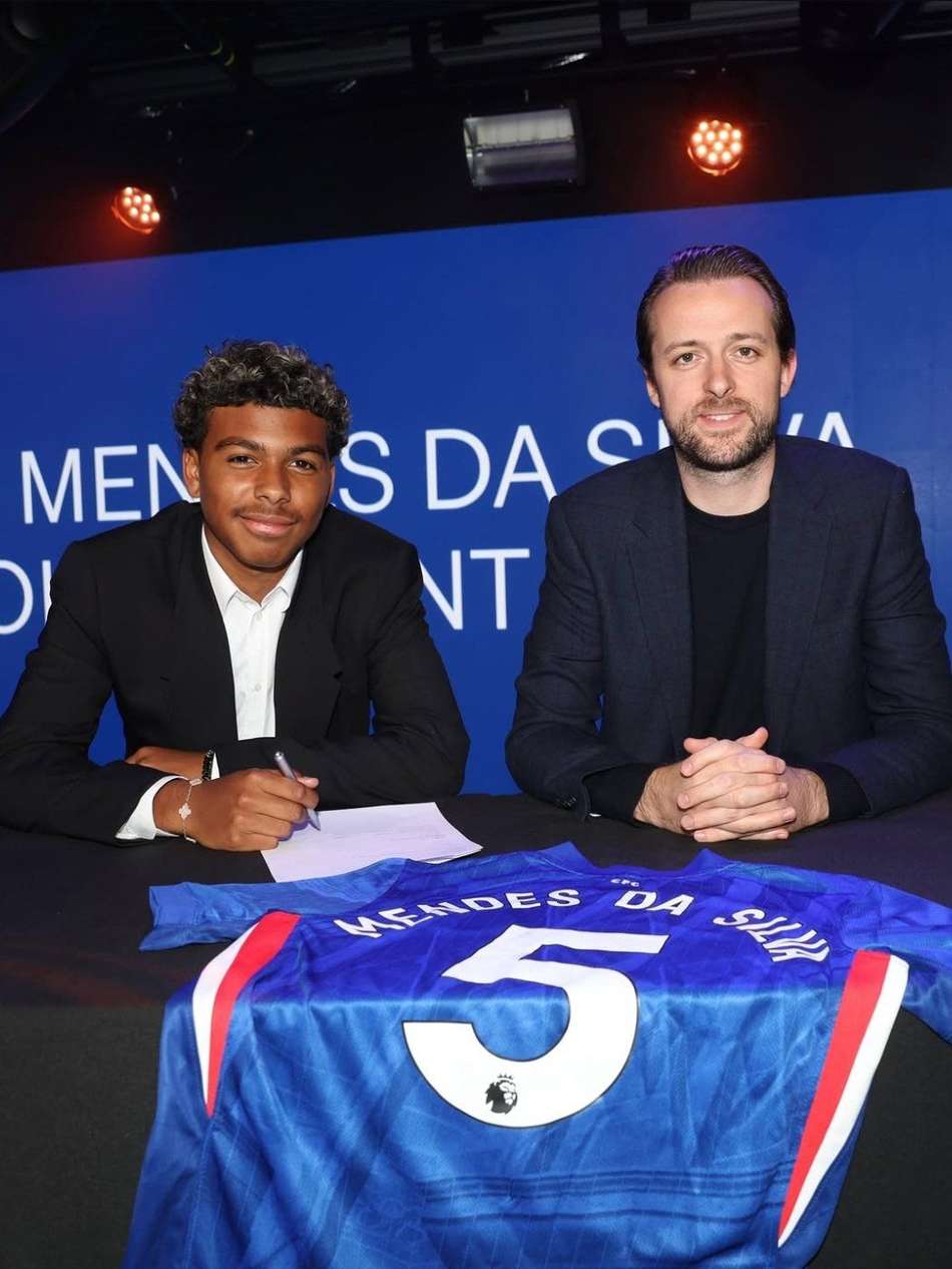 Isago Silva assinando seu primeiro contrato com o Chelsea. (Foto: Reprodução / Chelsea)