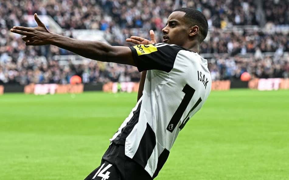 Newcastle já teria atacante na mira em caso de saída de Isak, alvo do Liverpool