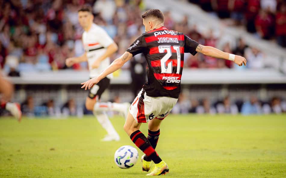 Jorginho se encanta com a torcida do Flamengo no Maracanã: 'Muito emocionante'