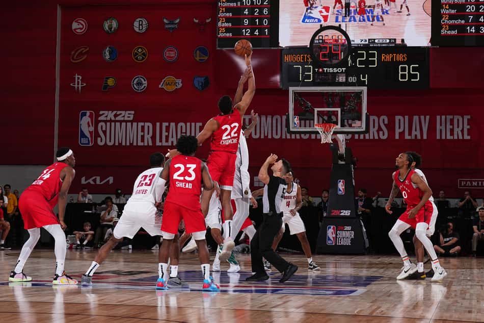 "Jump ball" entre Toronto Raptors e Denver Nuggets em jogo da NBA Summer League (Foto: Garrett Ellwood/NBAE via Getty Images/AFP)