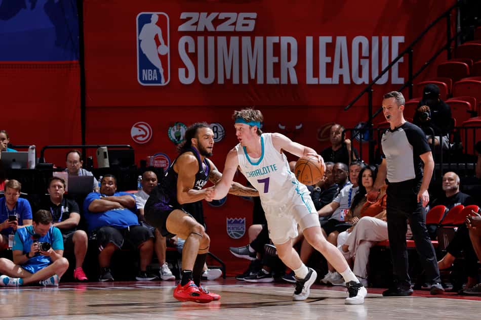 Kon Knueppel, do Charlotte Hornets, em ação contra o Sacramento Kings pela NBA Summer League (Foto: Logan Riely/NBAE via Getty Images/AFP)