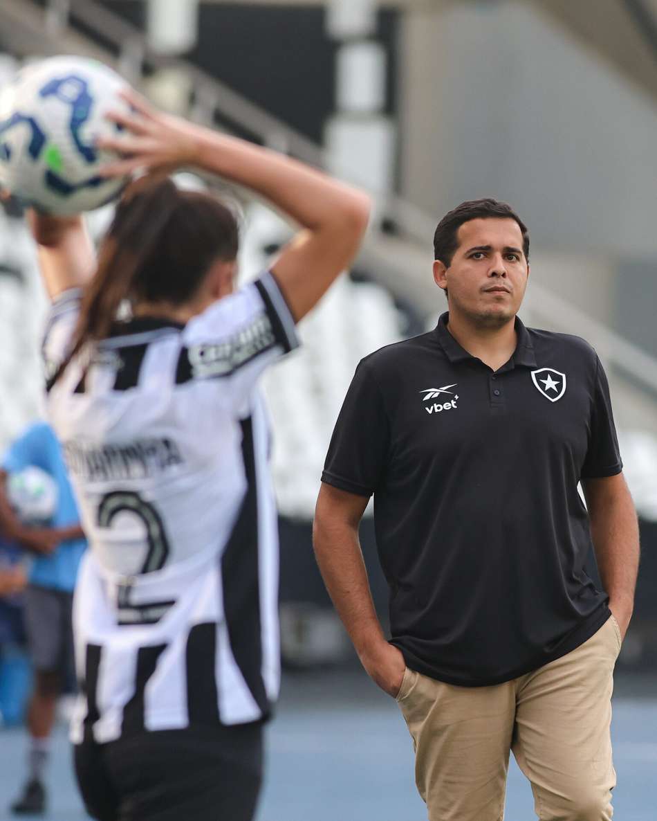 À beira do campo, Léo Goulart observa atletas do Botafogo. (Foto: Arthur Barreto/Botafogo)