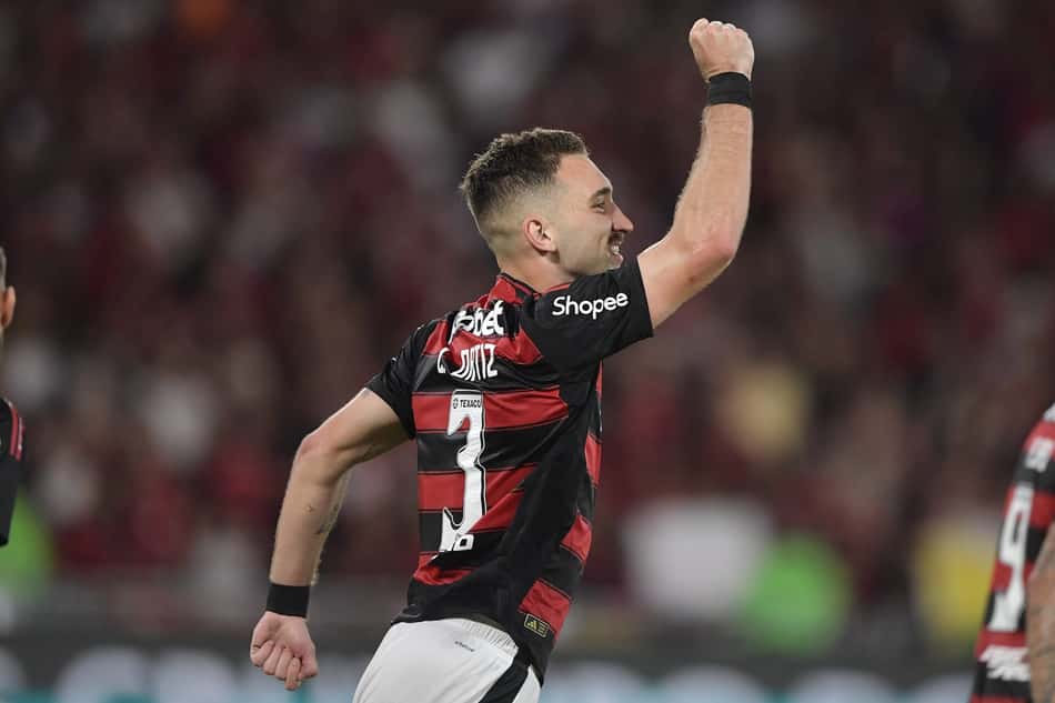 Léo Ortiz comemora seu gol no jogo do Flamengo contra o Atlético-MG no Maracanã