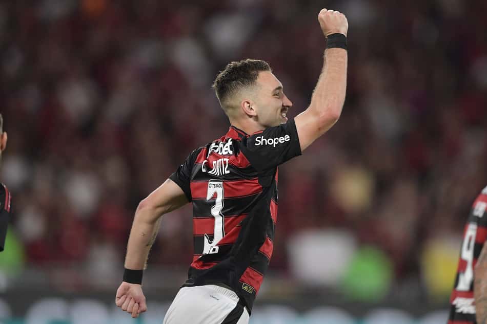 Léo Ortiz comemora seu gol no jogo do Flamengo contra o Atlético-MG no Maracanã