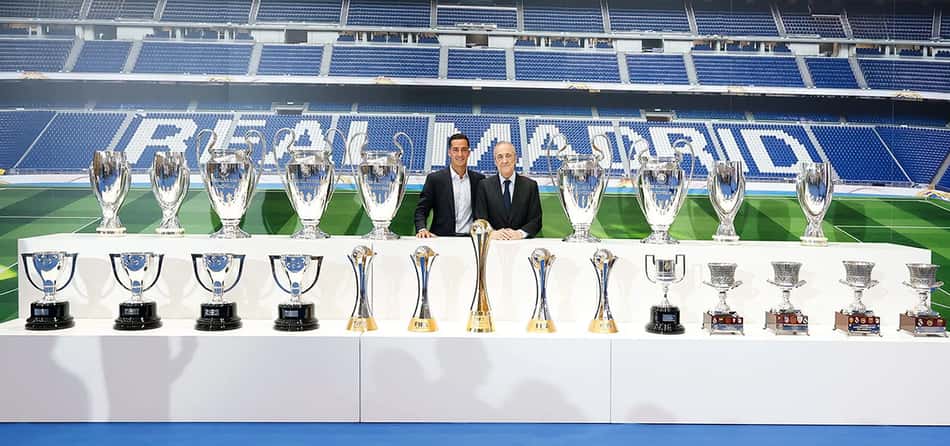 Lucas Vázquez com troféus conquistados no Real Madrid