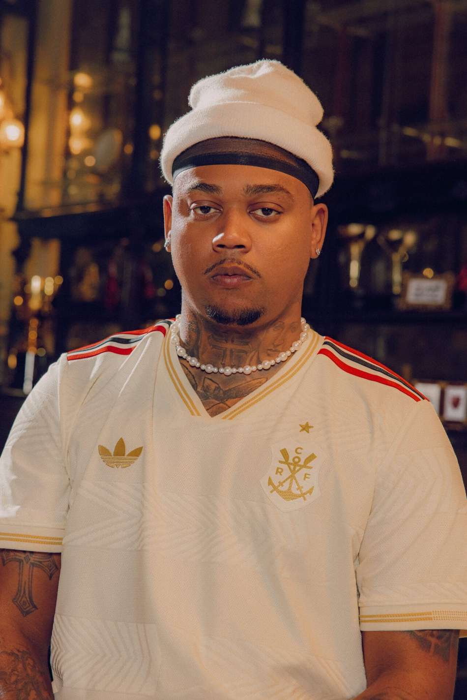 O rapper Major Rd com o novo manto 3 do Flamengo. (Foto: Divulgação/Flamengo) 