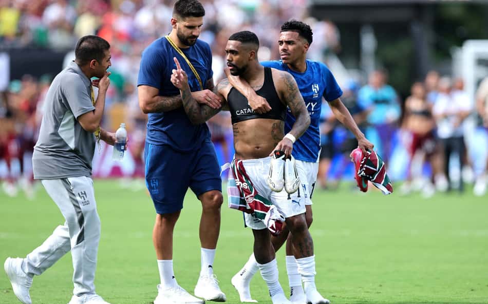 Clima quente: Malcom 'bate-boca' com torcedores do Al-Hilal após eliminação para o Fluminense
