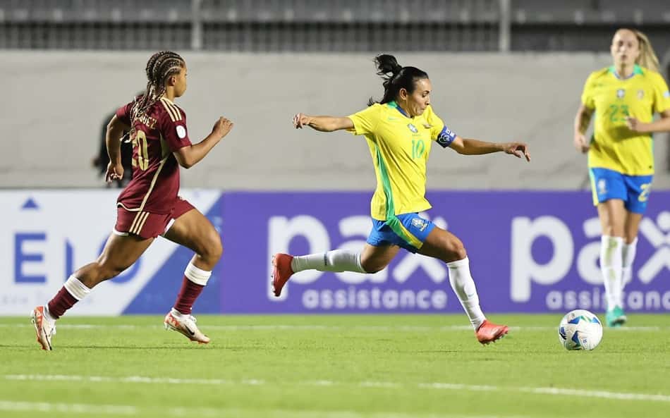 Marta e Day Rodríguez durante jogo entre Brasil e Venezuela, na estreia da Copa América Feminina. (Foto: Lívia Villas Boas/ CBF)