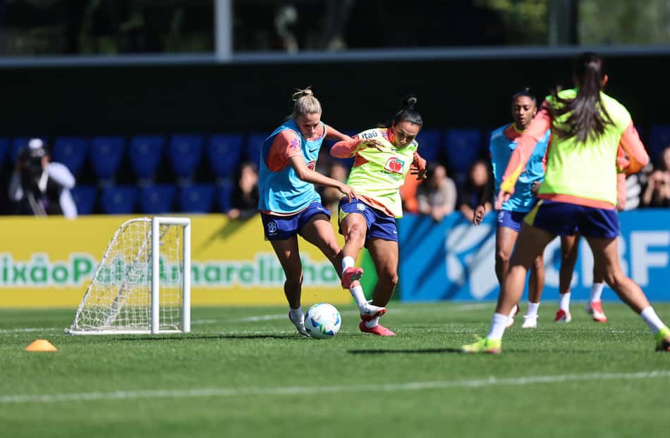Marta durante treino da Seleção Brasileira nesta terça-feira (8). (Foto: Lívia Villas Boas / CBF)
