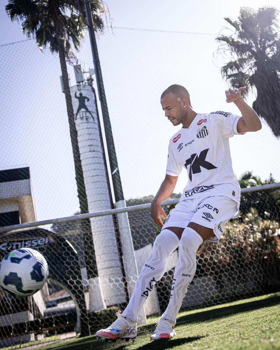 Mayke assinou contrato até o fim de 2027 com o Santos. (Foto: Raul Baretta/ Santos FC)