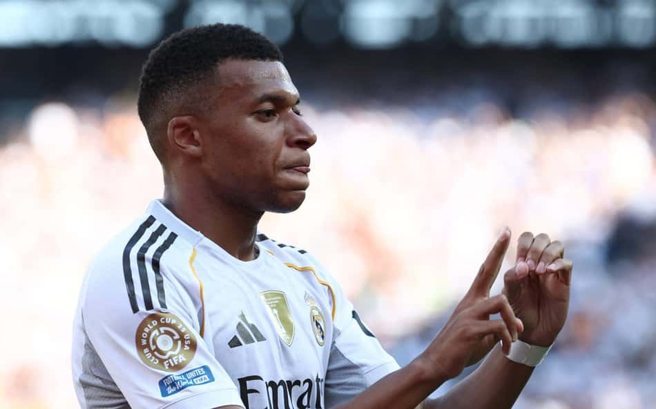 Mbappé comemora gol pelo Real Madrid em homenagem a Diogo Jota