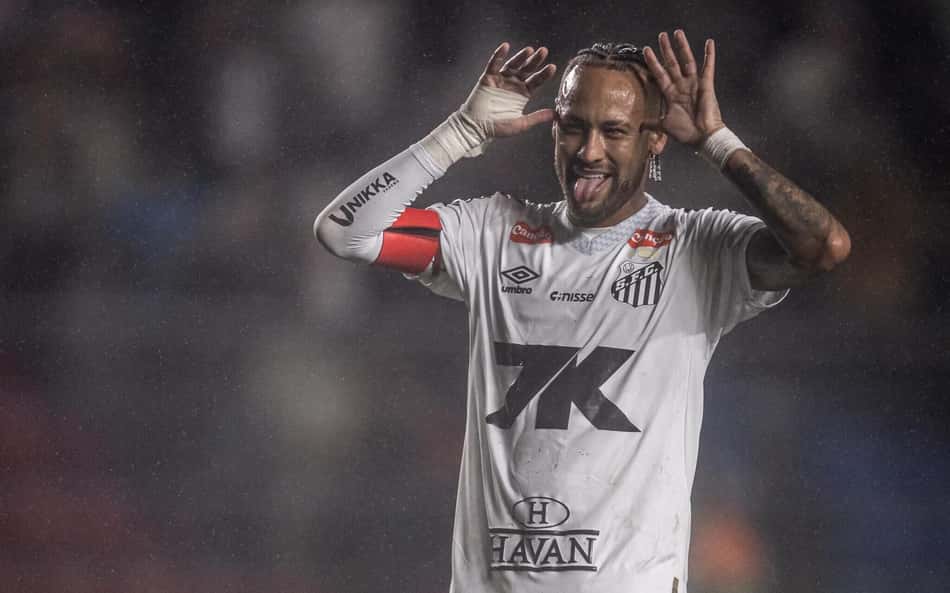 Neymar comemora gol contra Desportiva