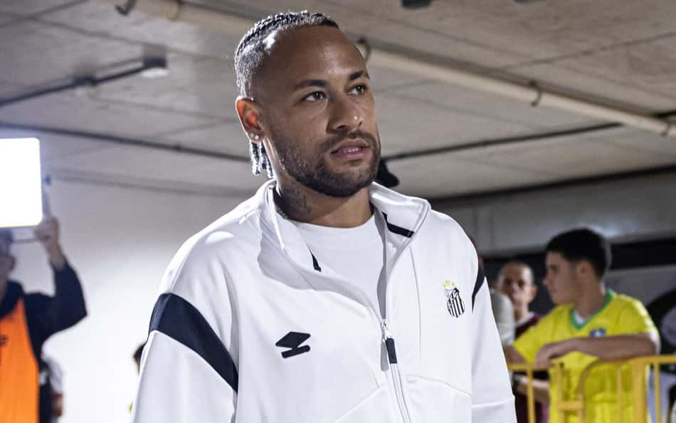 Neymar chega para o jogo do Santos contra Desportiva Ferroviária pela Vitória Cup