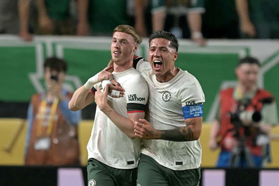 Cole Palmer comemora seu gol no jogo do Chelsea contra o Palmeiras pelo Mundial de Clubes