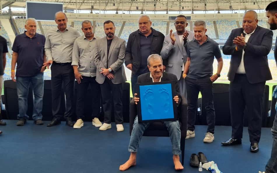 Técnico do Tetra, Parreira é homenageado na Calçada da Fama do Maracanã