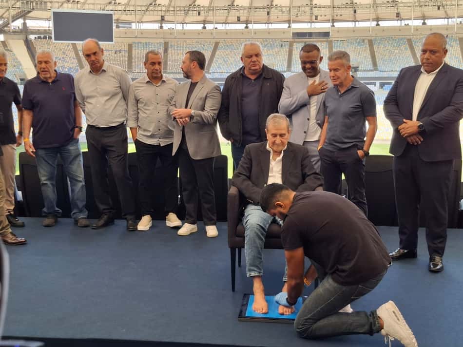 Carlos Alberto Parreira é homenageado na Calçada da Fama do Maracanã