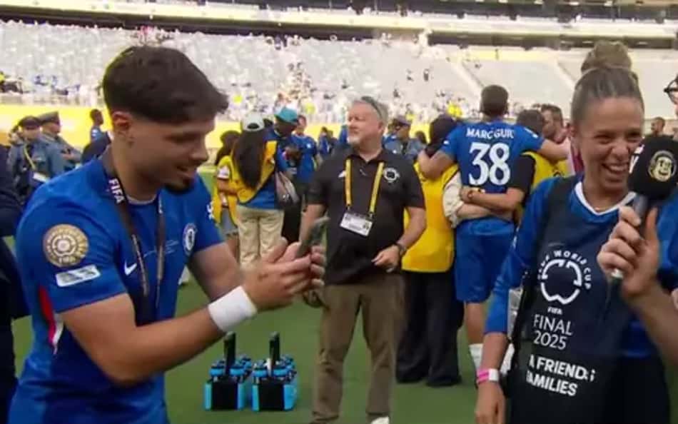 Namorada de jogador do Chelsea tieta jornalista da CazéTV: 'Ainda tirou a foto'