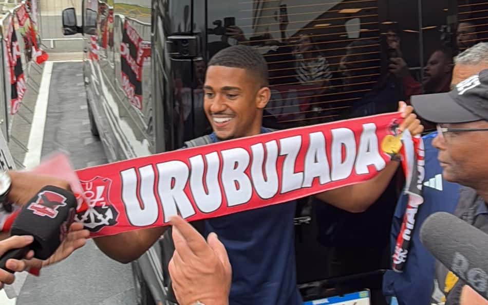 Samuel Lino chega ao Rio para assinar com o Flamengo