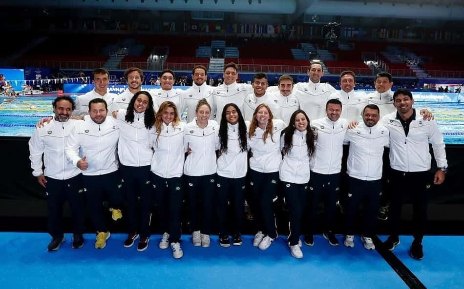 Equipe brasileira da natação chega a Singapura para Mundial; veja programação