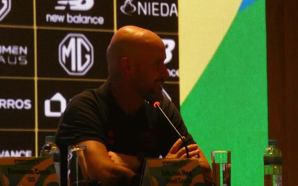 Ten Hag exalta evolução do futebol brasileiro, cita Pelé e projeta temporada do Leverkusen