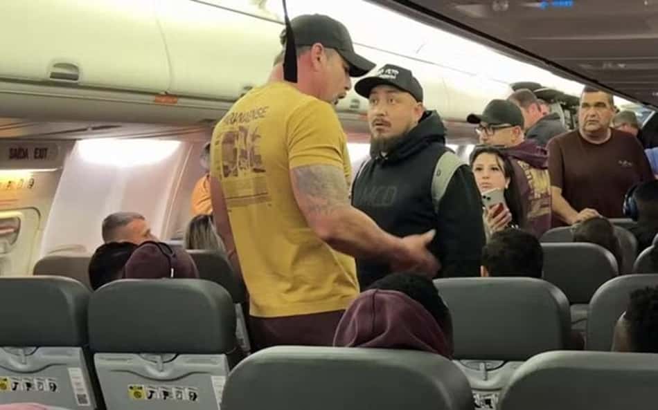 Athletico suspende dois torcedores por protesto dentro do avião; veja vídeo