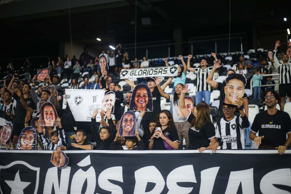 Torcedores do Botafogo nas arquibancadas do Nilton Santos acompanhando o time feminino. (Foto: À beira do campo, Léo Goulart observa atletas do Botafogo. (Foto: Arthur Barreto/Botafogo)